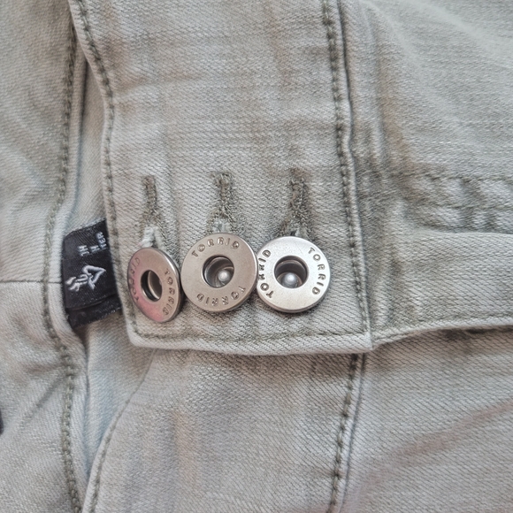 Torrid 11' Jegging Bermuda Short - Picture 5 of 7